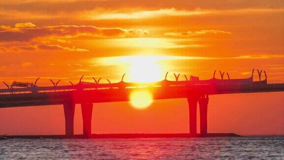 河上的桥被橙色的夕阳照亮时间流逝