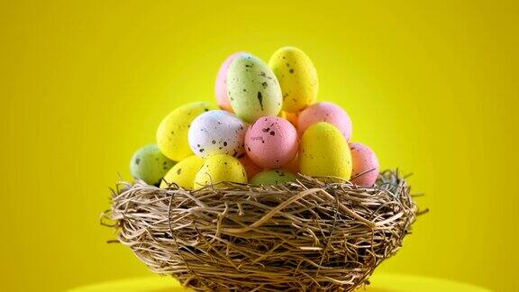 复活节彩蛋在黄色背景的巢