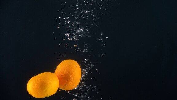 橘子掉进水里慢动作