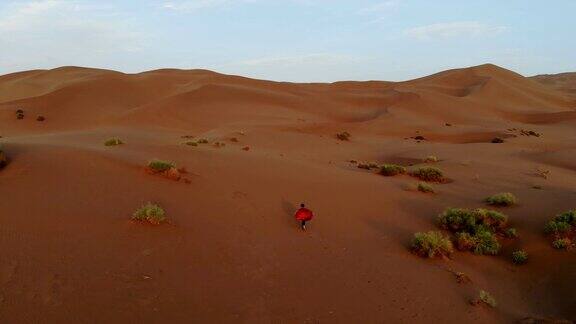 超级英雄在沙漠中徒步旅行的鸟瞰图