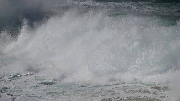 绿松石色泡沫状的巨浪慢慢地冲击着海岸慢动作镜头