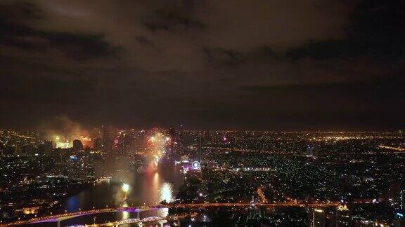 新年前夕无人机在城市上空燃放烟花城市灯光庆典