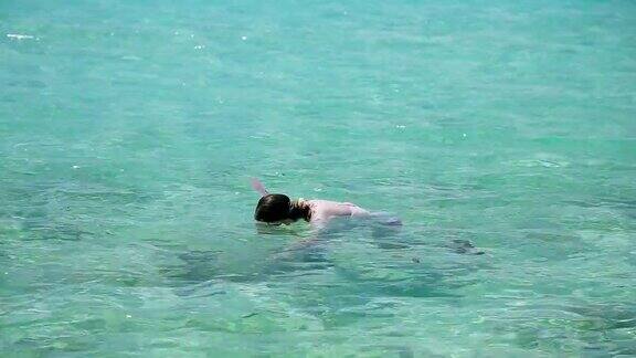小女孩在海里浮潜