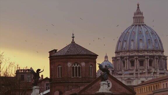 日落时的罗马城市景观:穹顶和