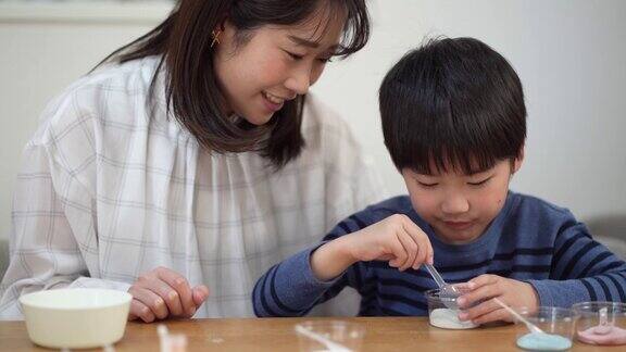 父母和孩子们在享受米饼的涂鸦