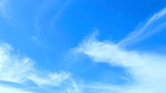 白云在蓝天中飘动