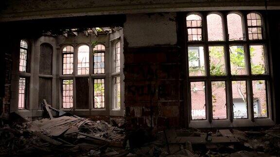 近距离观察:在废弃的卫理公会教堂毁坏的小教堂和破碎的窗户