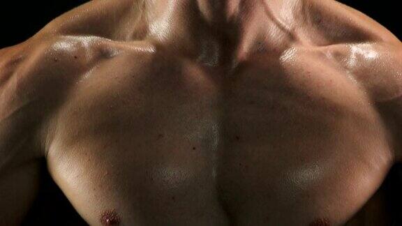 接近肌肉出汗的运动员胸部