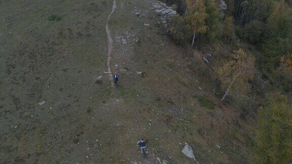 山地车在崎岖的山顶鸟瞰图