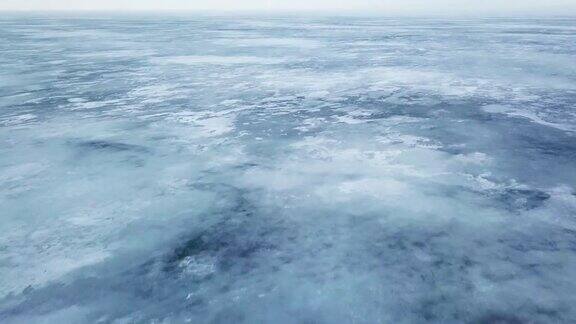 在浓雾中升起的极地冰无尽的永久冻土