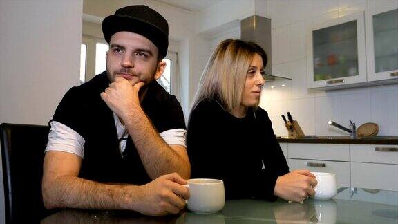 不开心的夫妇在早上喝咖啡吵架后不说话