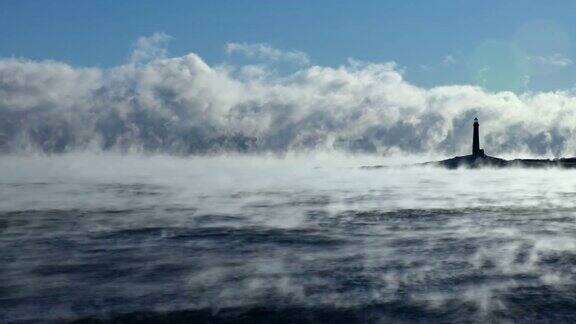 北冰洋烟雾中的洛克波特撒切尔岛灯塔