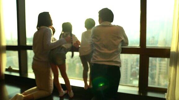 家庭孩子童年和父母-快乐的家庭寻找窗外的风景