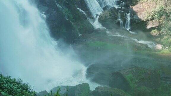 泰国北部因他农国家公园的瀑布