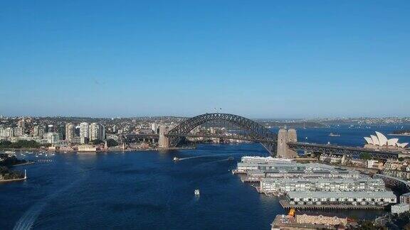 全景无人机鸟瞰悉尼港大桥中央商务区北悉尼巴兰加鲁薰衣草湾和船只在视野