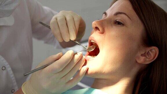 牙科医生在诊所为女病人治疗牙齿工作中的女专业医生牙科检查
