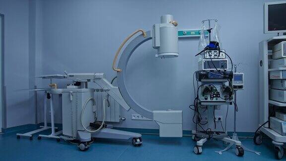 先进的设备宽敞的现代化手术室从c臂透视机移到手术台上