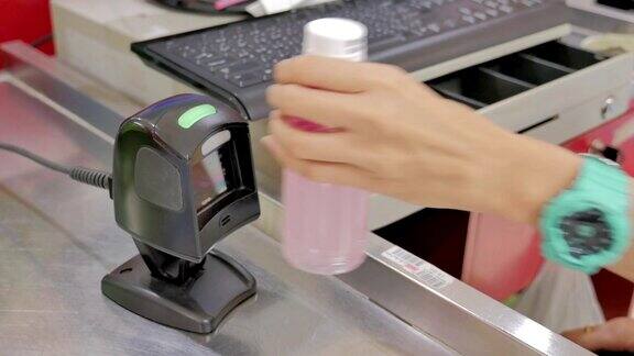 超市购物收银机的条码扫描仪特写