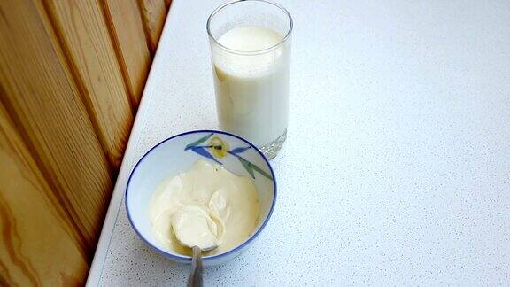 早餐要牛奶白软干酪酸奶油