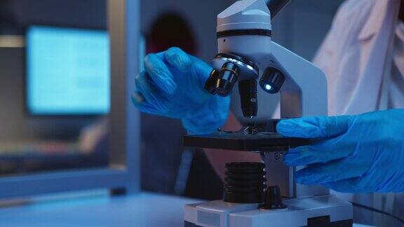 显微镜和一位科学家在一个现代化的实验室里工作