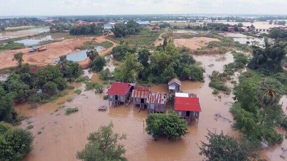 无人机拍摄:飞过洪水泛滥的河流淹没了农村房屋和农田