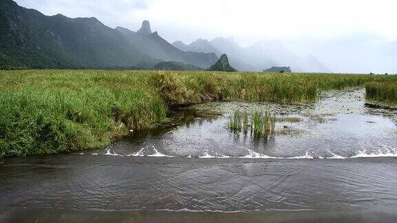 灰色云块形成的山与雨