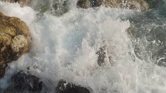 海浪冲击着石滩