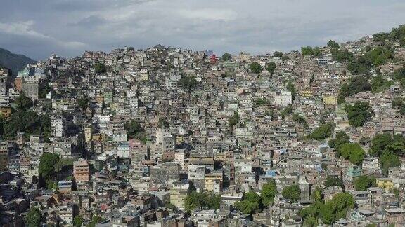 令人印象深刻的俯瞰Rocinha贫民窟建筑在巴西的SaoConrado附近