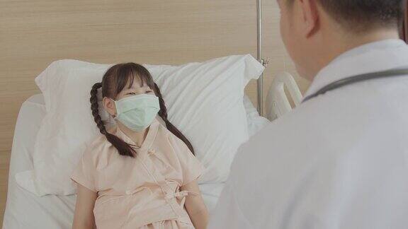 医生在病房探望一个小女孩的康复病人
