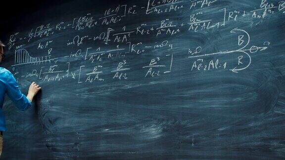 天才年轻数学家在黑板上写公式的延时