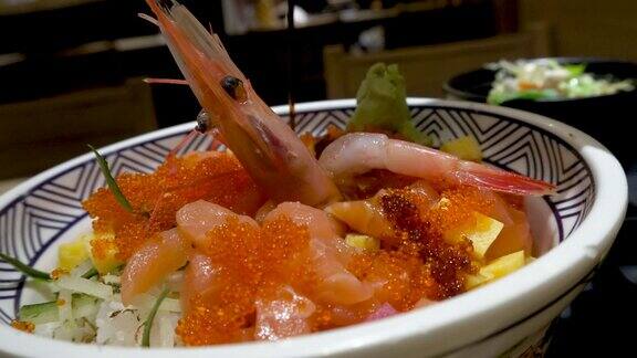 酱油刺身米饭碗虾鲑鱼鱼籽芥末