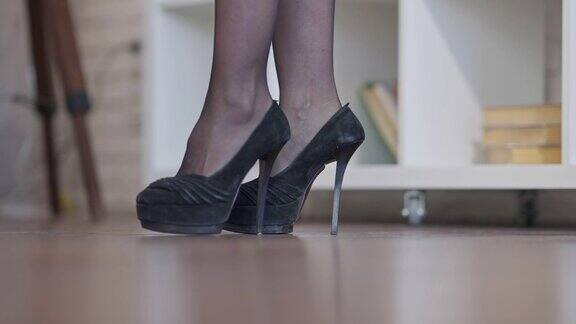 女性脚在黑色时尚高跟鞋进入办公室难以辨认的苗条的年轻白种女商人在室内工作风格及经营理念