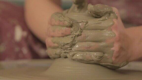 用粘土制作形状的陶器艺术家