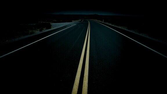 夜间空旷的沙漠道路中间
