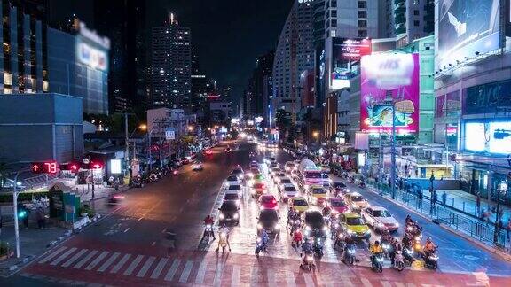 时间流逝:晚上市中心的交通状况