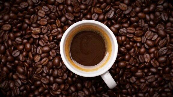 浓缩咖啡和咖啡豆背景(循环)