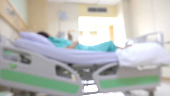 4K:亚洲女性患者在医院盐水中睡觉