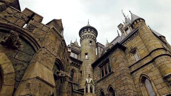 中世纪堡垒的塔楼浅浮雕石墙彩色窗户哥特式建筑风格
