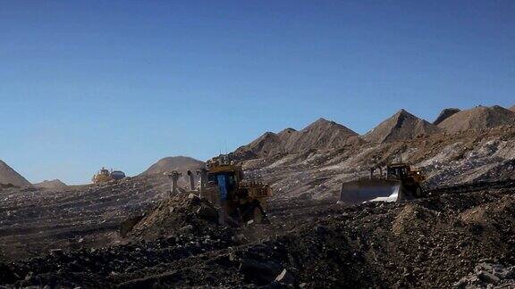 4推土机在煤矿里铲土