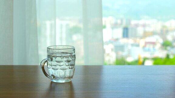 客厅桌子上的一杯水