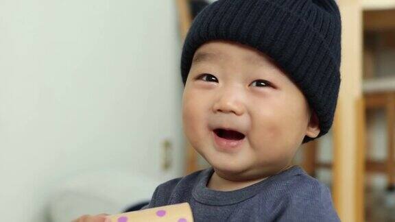 11个月大的亚洲婴儿经常微笑的肖像