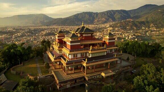 从高处俯瞰尼泊尔的富拉里古巴修道院
