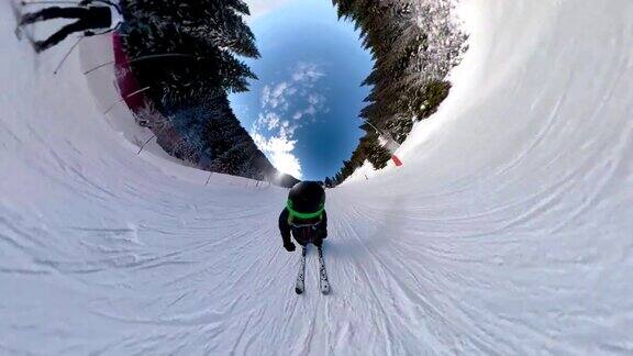 滑雪者在一座雪山上以360度视角骑行