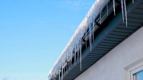 冰柱悬挂在屋顶上有选择性的重点冬天