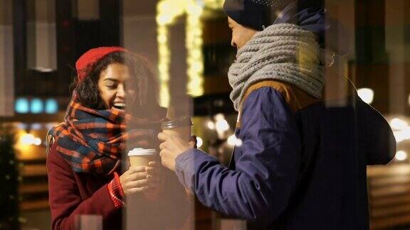 严肃的非洲女性穿着暖和的衣服和她的男朋友聊天喝咖啡