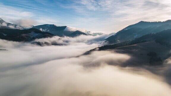 早晨雾蒙蒙的云雾在自然山谷中快速移动