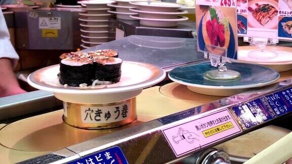 寿司盘在日本餐馆的栏杆上