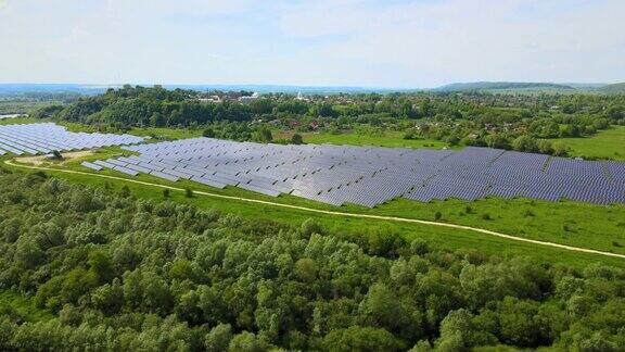 大型可持续发电厂鸟瞰图其中有许多排太阳能光伏板用于生产清洁的生态电能零排放概念的可再生电力