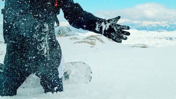 SLOMO滑雪板手拍下手套上的雪