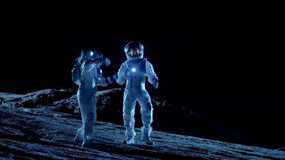 穿着宇航服的男女宇航员在外星球表面跳舞人类殖民太空庆祝主题